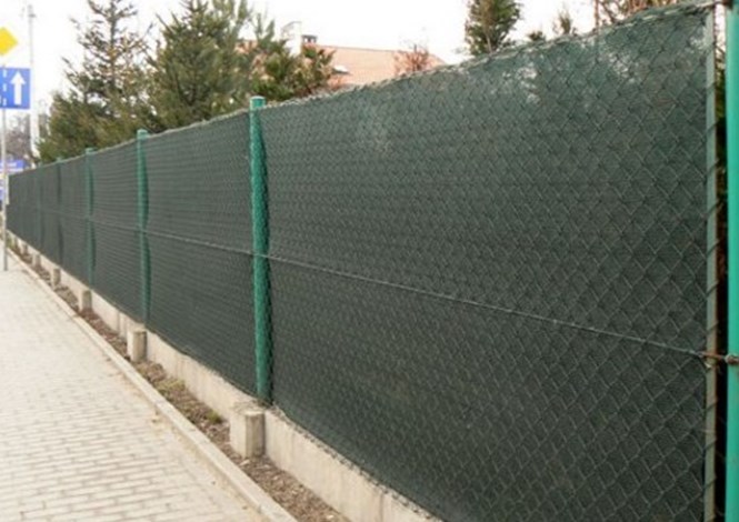Забор с затеняющей сеткой